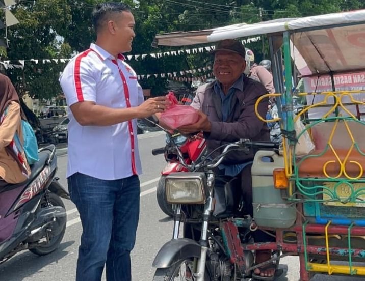 Satresnarkoba Polres Labuhanbatu Berbagi Nasi Kotak kepada Warga