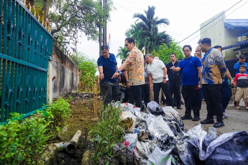 Wali Kota Medan Tinjau Gotong Royong di Medan Tembung, Perintahkan Perbaikan Drainase dan Jalan
