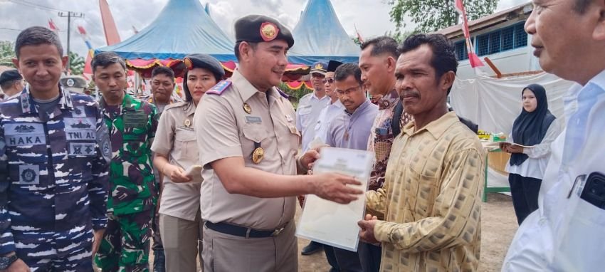 BPN Tapteng Serahkan 730 Sertifikat Tanah pada Peringatan Hantaru