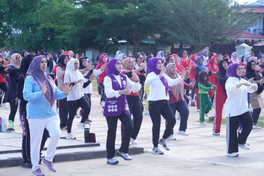 Bupati Fery Sahputra dan Ketua Posyandu Labusel Bersama Ratusan Masyarakat Ikuti Senam Sehat