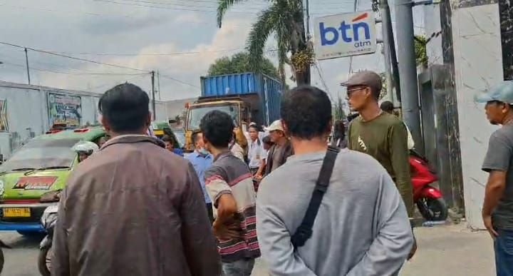 Sekelompok Preman Hadang Warga saat Demo di Depan PT UG, 2 Wartawan Jadi Korban