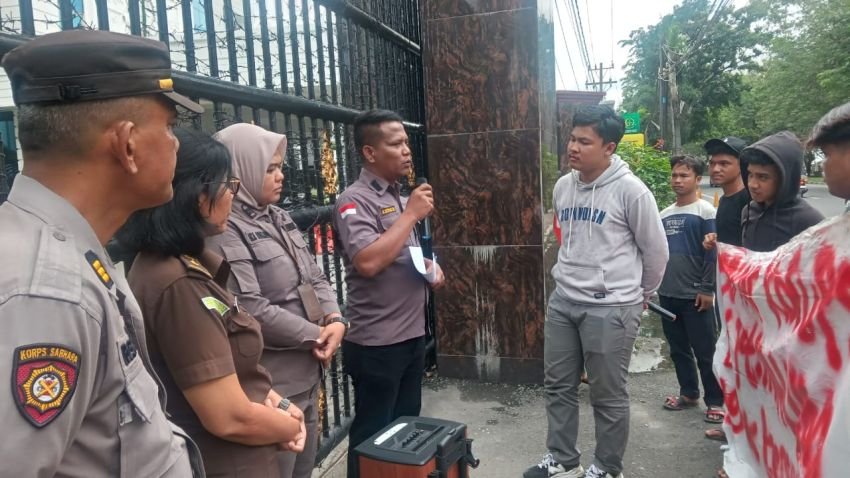 KOMIK Aksi Demo di Kejati Sumut, Minta Bongkar Kasus Dugaan Korupsi di BUMN Inalum