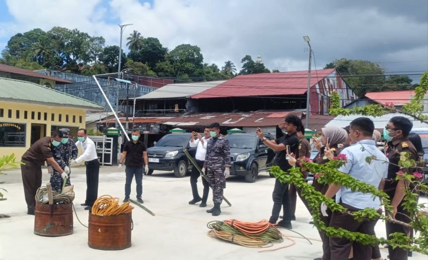 Kejari Nisel Musnahkan Barang Bukti Kasus Ilegal Fishing