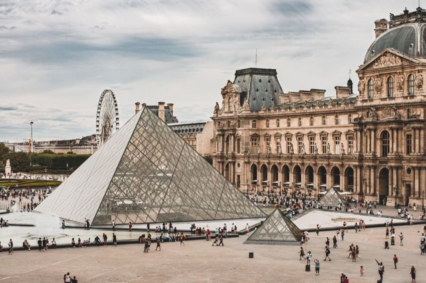Museum Louvre Dirampok, 9 Perhiasan Raib
