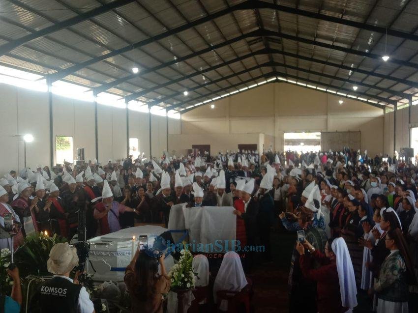 Adat Gok Simalungun Iringi 'Perpisahan' Uskup Emeritus Mgr Datubara