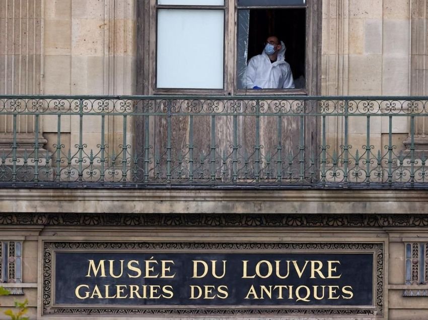 Perampokan Super Kilat di Louvre, 8 Barang Antik Raib Seketika!