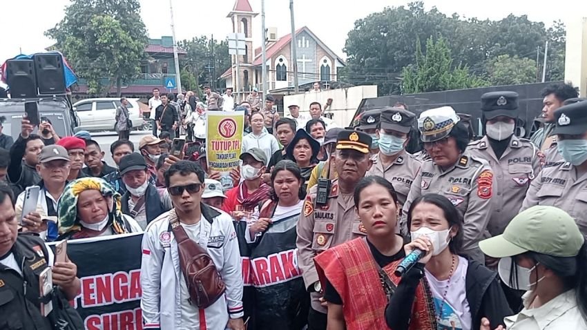 Ratusan Warga Gelar Aksi Desak Penutupan PT TPL di Mapolda Sumut