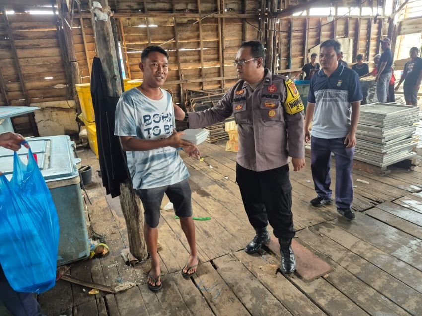Polsek Teluk Nibung Berbagi Nasi Kotak Lewat Jumat Berkah
