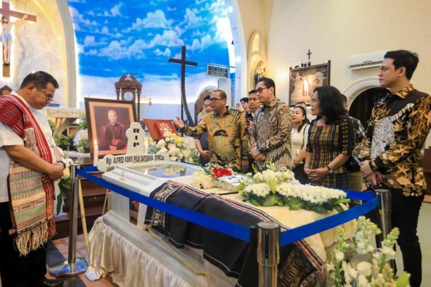 Hadiri Misa Requiem, Rico Waas Ungkapkan Bela Sungkawa atas Wafatnya Uskup Emeritus Pius Datubara