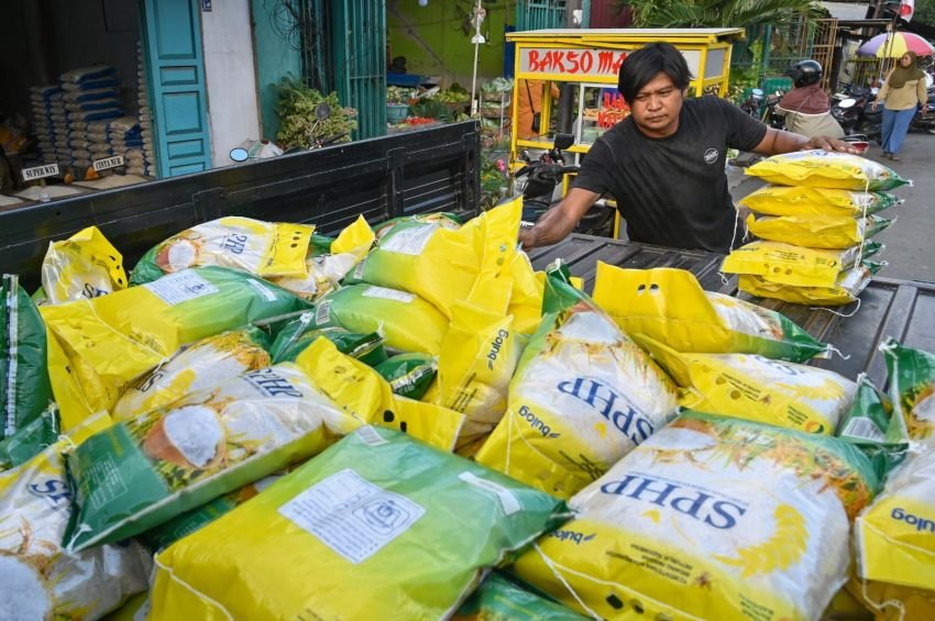 Bulog Sumut Jual 27 Ribu Ton Beras SPHP, Targetkan Penyerapan Gabah Petani Rp6.500/Kg