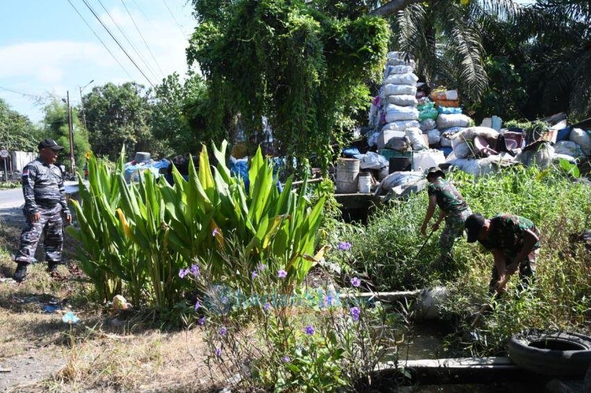 Peringati HUT ke-80 TNI, Lanal TBA Bersihkan Aliran Sungai dan Drainase
