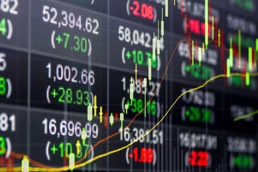 IHSG dan Rupiah Melemah, Harga Emas Cetak Rekor Baru Rp2,18 juta/Gram.