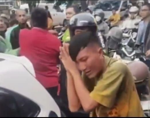 Dua Debt Colector Diamuk Massa saat Tarik Paksa Mobil di Tengah Jalan