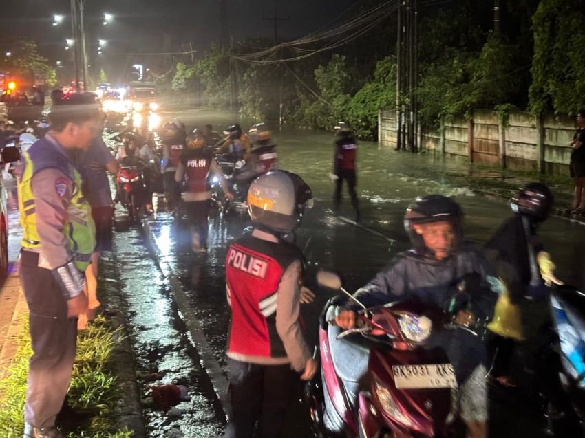 Ditsamapta Polda Sumut Bantu Warga Terdampak Banjir