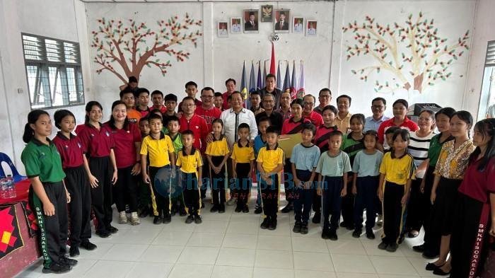 PDI Perjuangan Sumut Salurkan Beasiswa Rp247,2 Juta di Kepulauan Nias